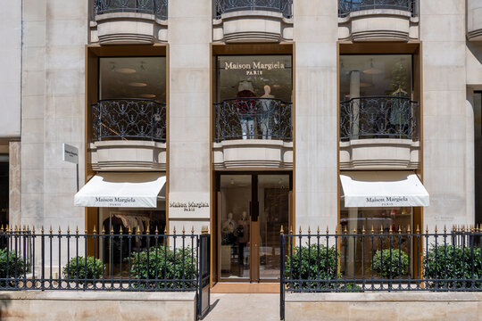 Paris, France - 11 juillet 2023: Magasin Margiela dans le quartier des Champs-Elys&eacute;es. Margiela est une maison de haute couture fran&ccedil;aise fond&eacute;e par le designer belge Martin Margiela