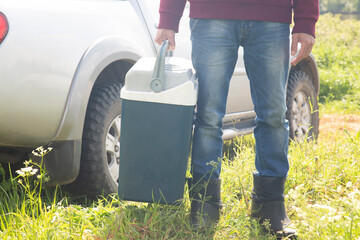 Portable portable refrigerator for the car.Preservation of products in hot weather