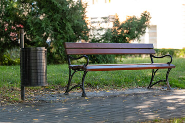 ławka przy ścieżce w parku ławki pośród drzew zielony klimat zachodnia polska - obrazy, fototapety, plakaty