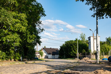 Panorama kamiennej dróżki w porze letniej miejskiego obszaru zachodniej Polski w godzinach...