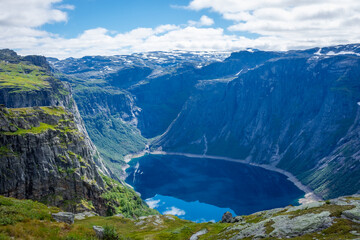 Fototapeta na wymiar Amazing cliff over the Ringedalsvatnet lake in Trolltunga mounatin area, Norway