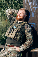 Obraz premium Portrait of Ukrainian soldier in uniform on the street