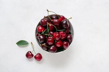 Obraz na płótnie Canvas Bowl with sweet cherries on white background