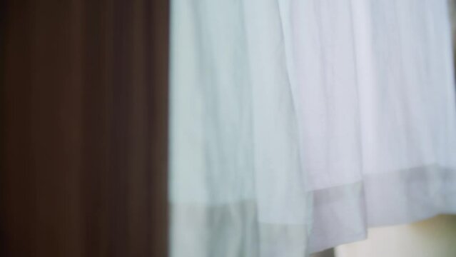 そよ風に揺れるリネンのカーテン