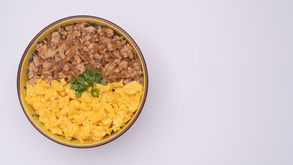 和食の二色丼　イメージ｜鶏そぼろ・炒り卵の丼ぶり