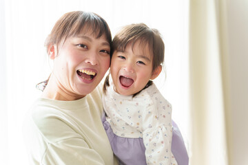 お母さんと遊ぶ女の子のポートレート