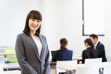 Obraz premium オフィス・会議室にいるビジネスウーマン・女性（30代・40代） 