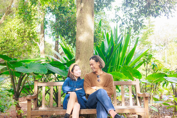 Fototapeta premium ベンチに仲良く座るカップル