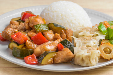 鶏肉と焼売のワンプレートランチ