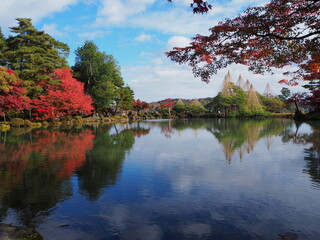 Obraz premium 金沢 兼六園 雪吊りと紅葉の景色
