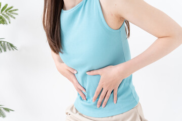 お腹の痛みを訴える日本人女性