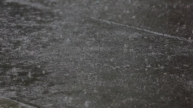 道路に降る雨　大雨　豪雨　悪天候　気象　イメージ