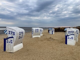 Unwetter zieht auf über Strand an der Nordsee mit Strandkörben in Cuxhaven