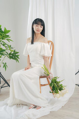 花束を持つ女性のポートレート
