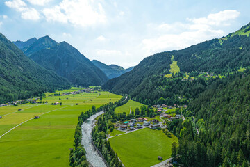 Fototapeta na wymiar Blick ins Lechtal bei Bach im Bezirk Reutte in Tirol