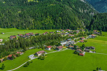 Bach im Tiroler Lechtal im Luftbild, Blick zum Ortsteil Oberbach