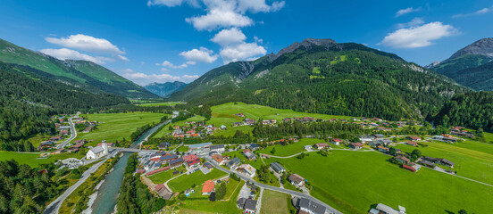 Panorama-Blick auf die Ortschaft Bach im Tiroler Lechtal im Sommer - obrazy, fototapety, plakaty