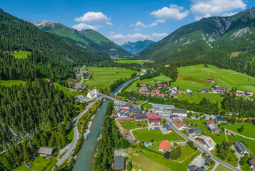 Das Tiroler Lechtal bei Bach im Luftbild