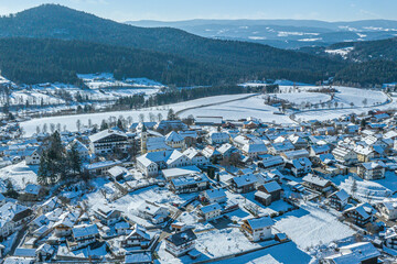 Fototapeta na wymiar Winter in Bodenmais im Bayerischen Wald - Blick ins Ortszentrum