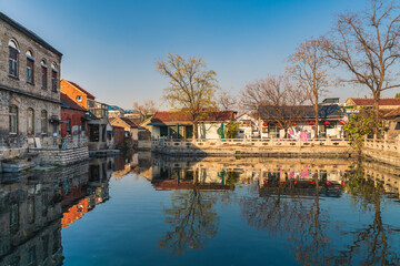 Fototapeta premium Zhuoying Spring, one of the 72 famous springs in Jinan, the spring city, the clear spring water of Wangfu Pond and the surrounding traditional houses