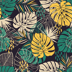 Seamless pattern with green and yellow tropical plants and leaves. Floral seamless vector tropical pattern background with exotic leaves, jungle leaf. Exotic wallpaper, Hawaiian style. - obrazy, fototapety, plakaty