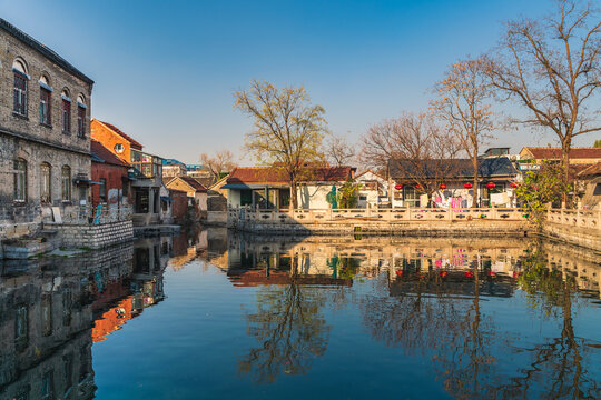 Zhuoying Spring, one of the 72 famous springs in Jinan, the spring city, the clear spring water of Wangfu Pond and the surrounding traditional houses