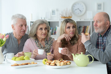 Obraz na płótnie Canvas two Senior couples drinking tea