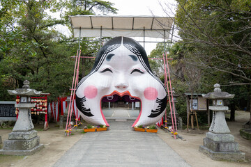 日吉神社巨大お多福面