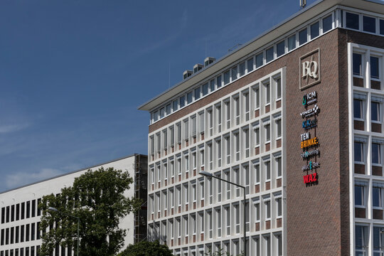 Bauknecht Quartier im ehemaligen denkmalgeschützten und kernsanierten Gebäude der Ruhrkohle AG in Bottrop mit den Werbetafeln der Mieter