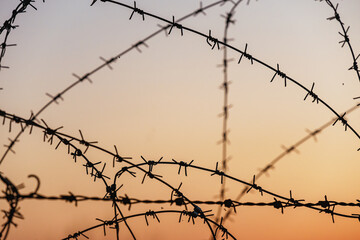 夕空と有刺鉄線
