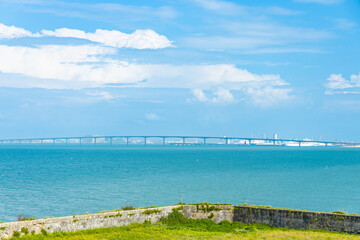 Obraz premium Ile de Re bridge over the Atlantic Ocean in France