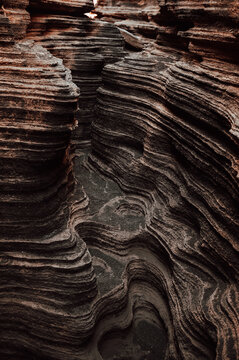 Grietas que nos dejan ver las distintas capas de lava que se produjeron en el volc&aacute;n