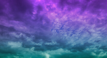 紫と青に色づいた夕焼けの空の雲　夏・旅行・チル・劇的な背景