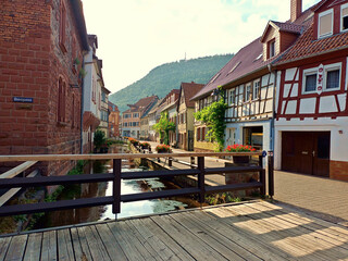 Historische Altstadt von Annweiler am Trifels mit Fachwerkh&auml;usern und dem Fluss Queich im Sommer an der Grenze zwischen Pf&auml;lzerwald und S&uuml;dlicher Weinstra&szlig;e in Rheinland-Pfalz, Deutschland. 