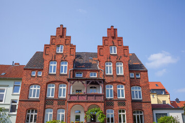 Fototapeta na wymiar Altes Wohngebäude aus Backstein, Mehrfamilienhaus, Lüneburg, Niedersachsen, Deutschland