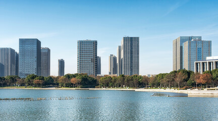 Obraz premium A modern city by the lake
