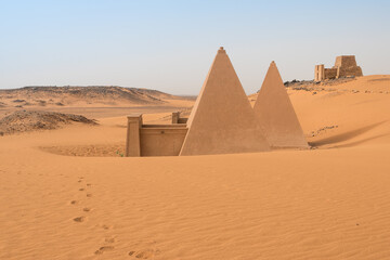 Pirámides reconstruidas