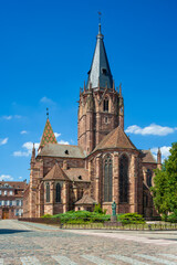 Fototapeta na wymiar Stiftskirche Peter und Paul in Wissembourg. Departement Bas-Rhin in der Region Elsass in Frankreich