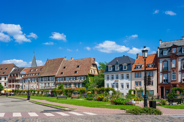 Naklejka na ściany i meble Historische Fachwerkhäuser am Quai Anselmann in der Altstadt von Wissembourg. Departement Bas-Rhin in der Region Elsass in Frankreich