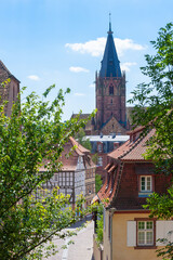 Fototapeta premium Altstadt von Wissembourg mit Turm der Kirche Sankt Peter und Paul. Departement Bas-Rhin in der Region Elsass in Frankreich