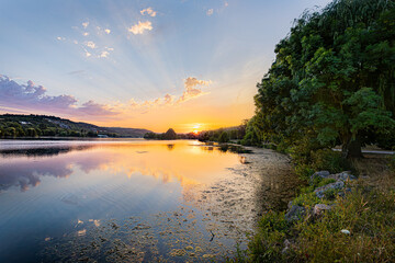 Fototapeta na wymiar Coucher de soleil sur le lac Kir. Sunset on Lake Kir.