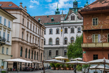 Obraz premium A view of baroque buildings beside the Cobblers bridge on the Ljubljanica River in Ljubljana, Slovenia in summertime