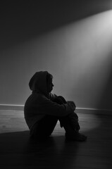 menino sozinho triste em depressão sentado no chão, problemas na infãncia e na adolescencia  - obrazy, fototapety, plakaty