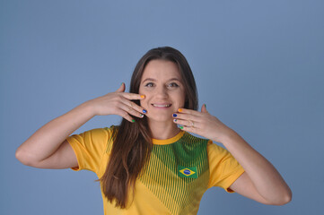 torcedora sorridente com camisa do brasil apontando para anúncio ou promoção, brasil no esporte...