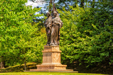 Obraz premium statue of a person in the park