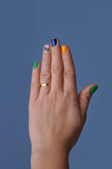 unhas pintadas em manicure com cores do brasil, simbolo verde e amarelo cores da bandeira do brasil 