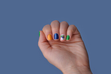 unhas pintadas em manicure com cores do brasil, simbolo verde e amarelo cores da bandeira do brasil 