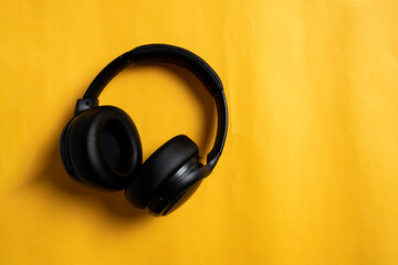 Obraz na płótnie Canvas headphones isolated on yellow 