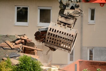 Abriss mit Bagger - Schornstein abreissen