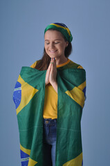 jovem torcedora do brasil, celebrando vitória do brasil com bandeira brasileira 